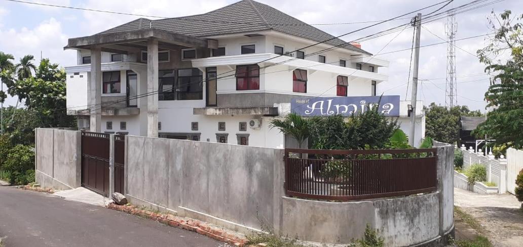 Almira Homestay Jambi Eksteriør bilde