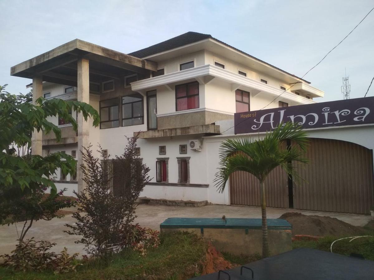 Almira Homestay Jambi Eksteriør bilde